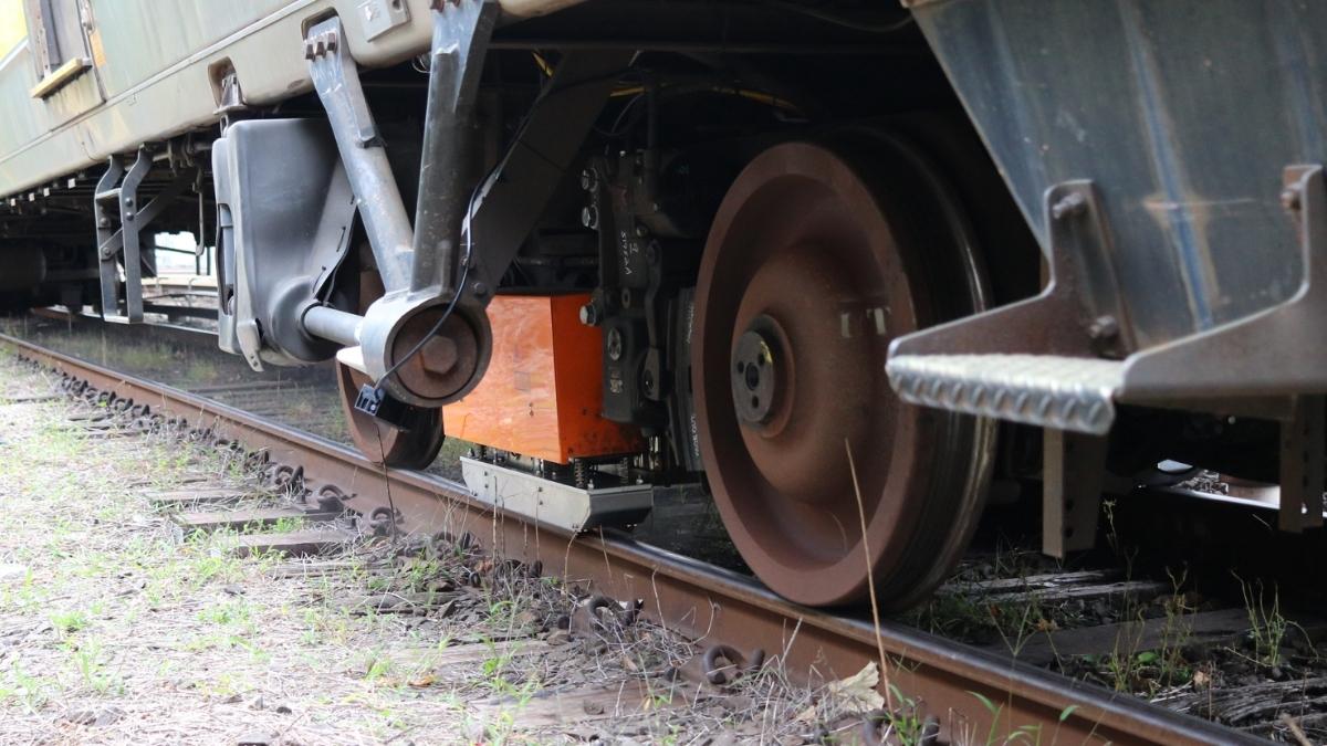 Metro-North to use 'laser train' to clear slimy autumn debris from tracks