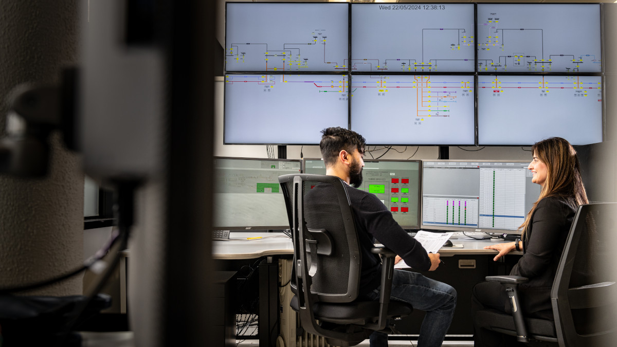 Rail Design Engineer Computer Controlling the electrified railway - Rail Engineer