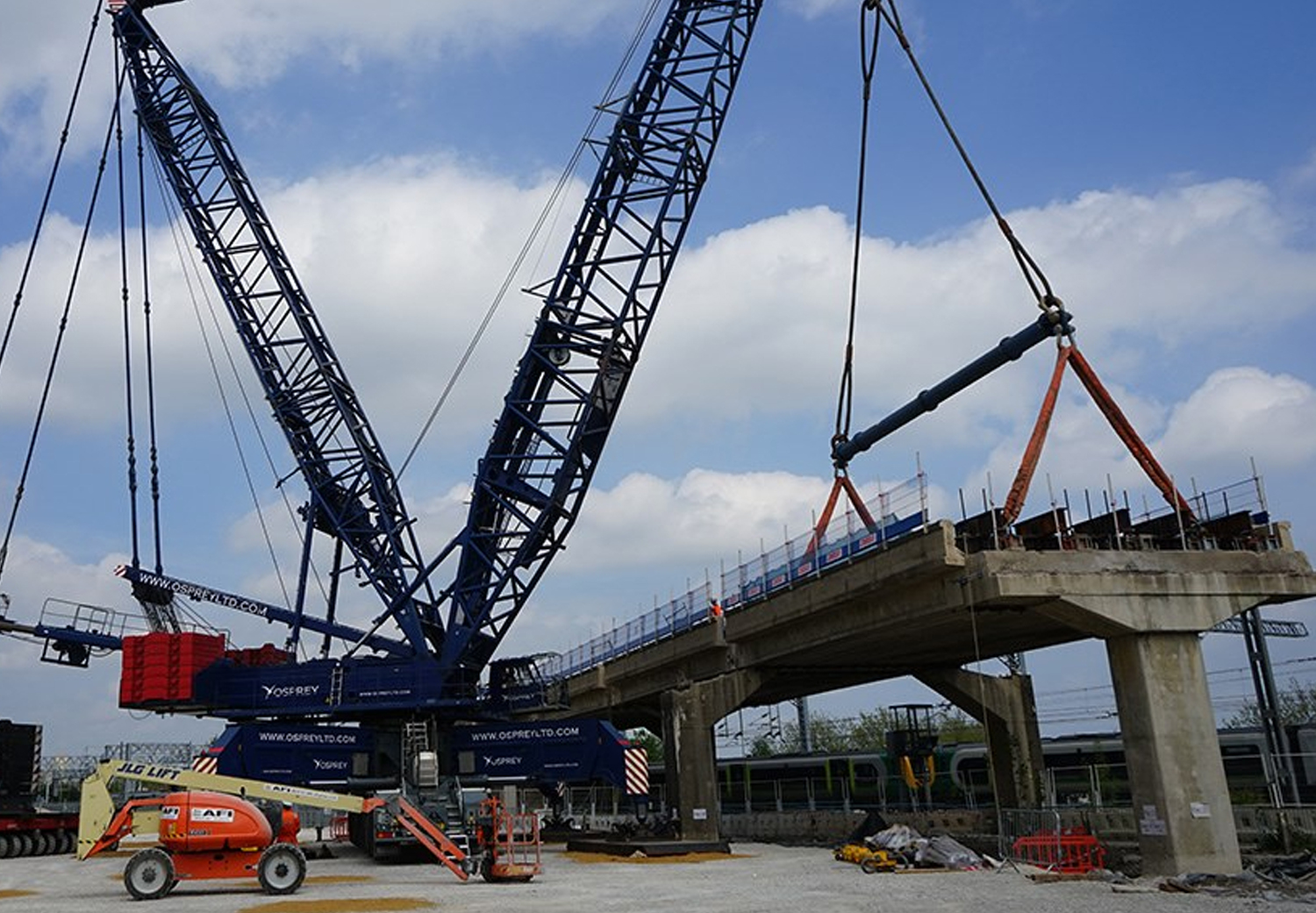 Three huge cranes remove flyover at Bletchley - Rail Engineer